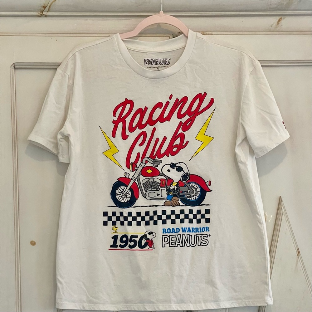 Peanuts Joe Cool Racing Club
Road Warrior 1950 Graphic
Unisex youth X-L